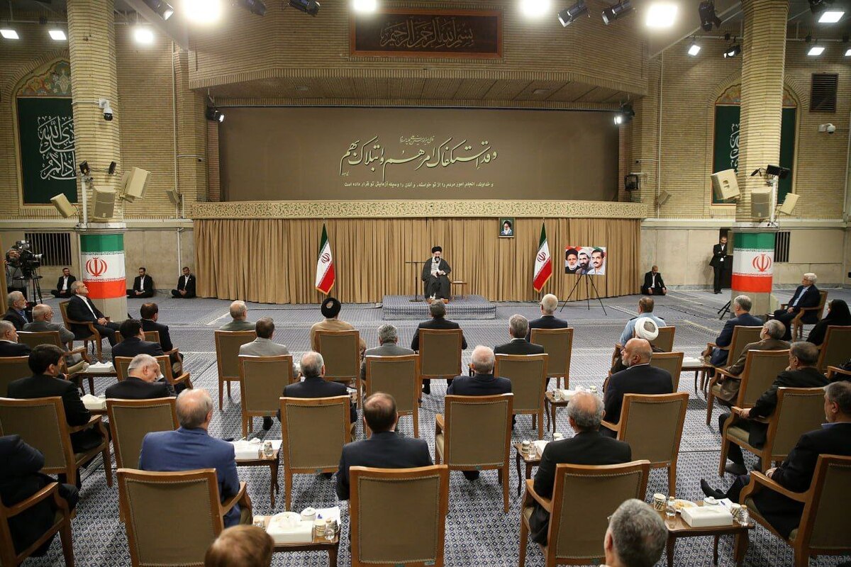 رهبر انقلاب: معیشت مردم مهمترین مسئله است؛ برای انضباط بازار چاره‌اندیشی شود/ مسئولان و صاحبان قلم و بیان، راویان قدرت و قوت باشند و نه راوی ضعف‌ها