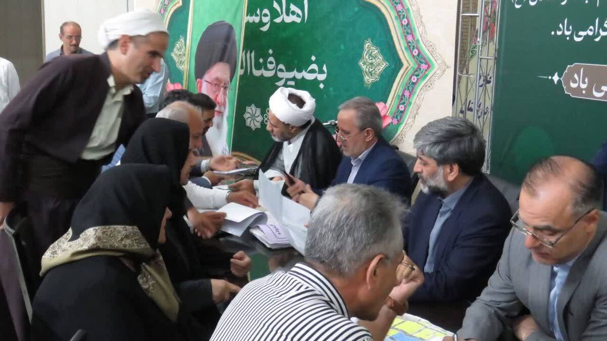 مسئولان قضایی آذربایجان غربی در شب میلاد رسول مهربانی‌ها در مساجد شیعه و سنی استان به مشکلات حقوقی مردم رسیدگی کردند