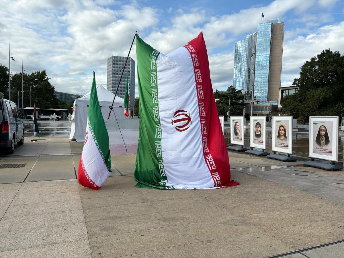 نمایشگاه عکس شهدای ایرانی جنگ تحمیلی ۱۲ روزه در مقابل دفتر سازمان ملل در ژنو 