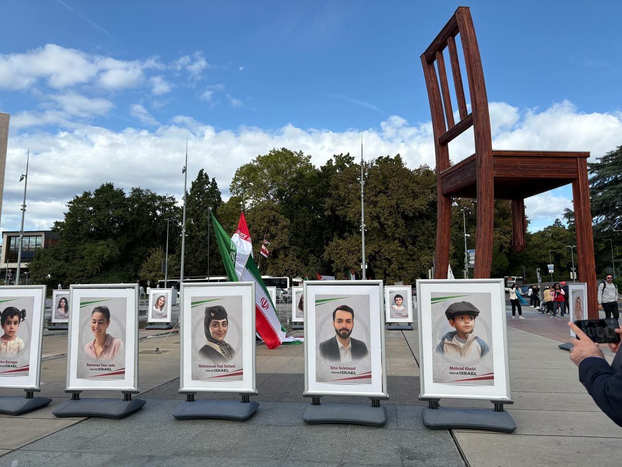 تصاویری از نمایشگاه عکس شهدای ایرانی جنگ تحمیلی ۱۲ روزه در مقابل دفتر سازمان ملل در ژنو تصاویری از نمایشگاه عکس شهدای ایرانی جنگ تحمیلی ۱۲ روزه در مقابل دفتر سازمان ملل در ژنو