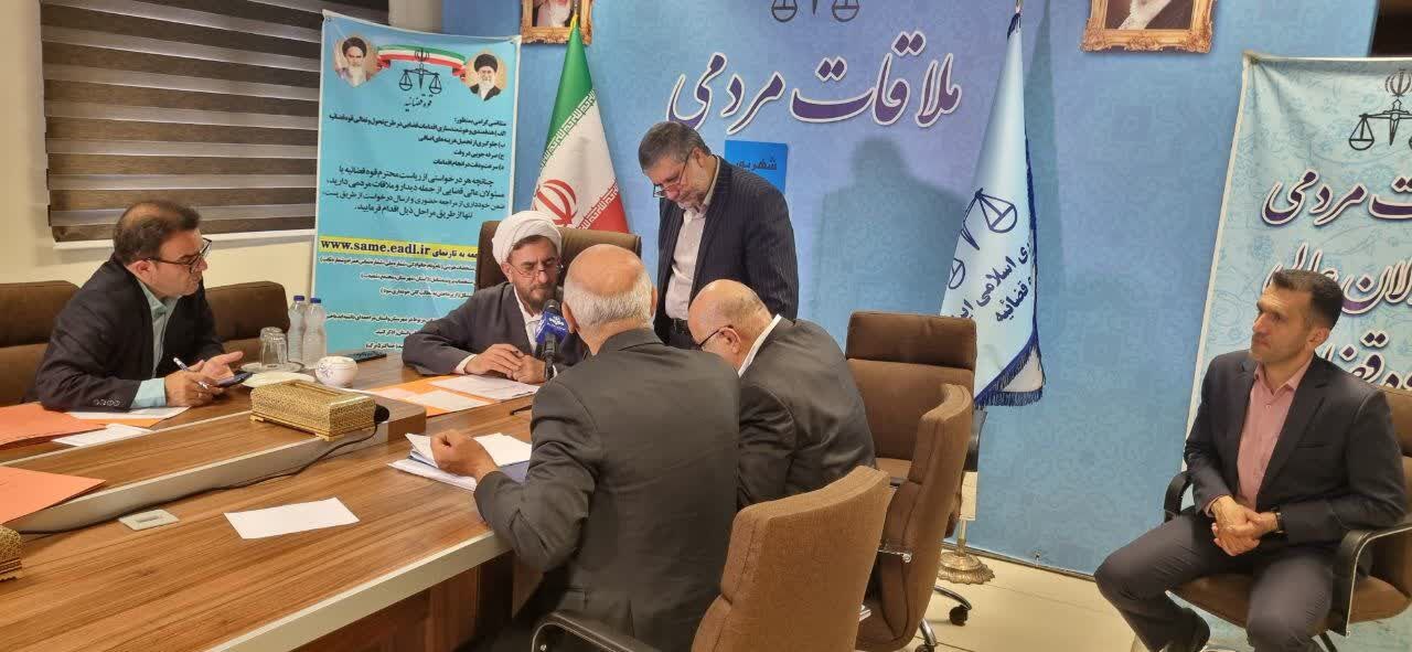 معاون قضایی قوه قضاییه در مرکز ارتباطات مردمی به درخواست ۲۰ نفر از مراجعان رسیدگی کرد