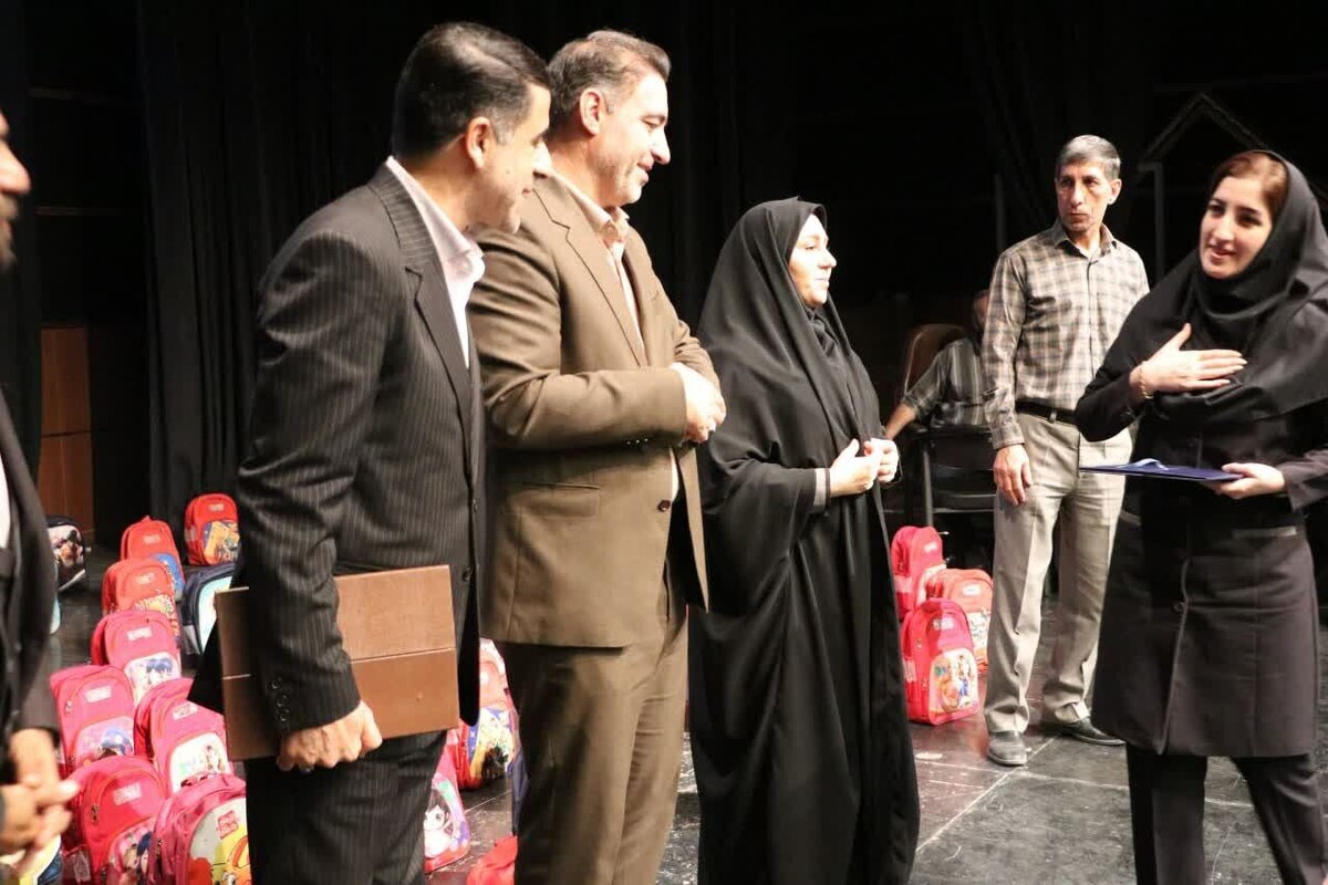 ۳۰۰ بسته نوشت‌افزار بین خانواده‌های زندانیان نیازمند شهرستان خرم‌آباد توزیع شد