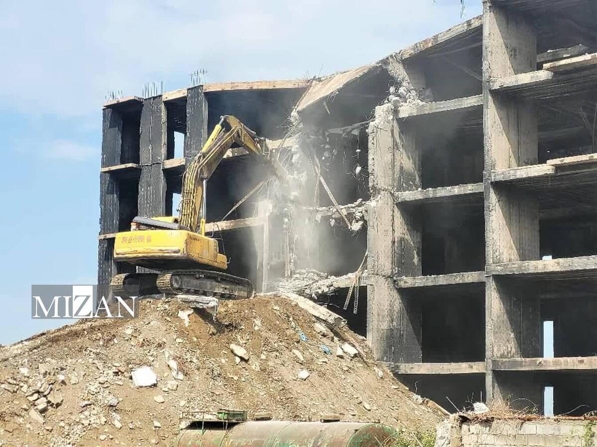 سازه ناایمن و نیمه کاره مسکن مهر شهرستان کردکوی با دستور قضایی تخریب شد