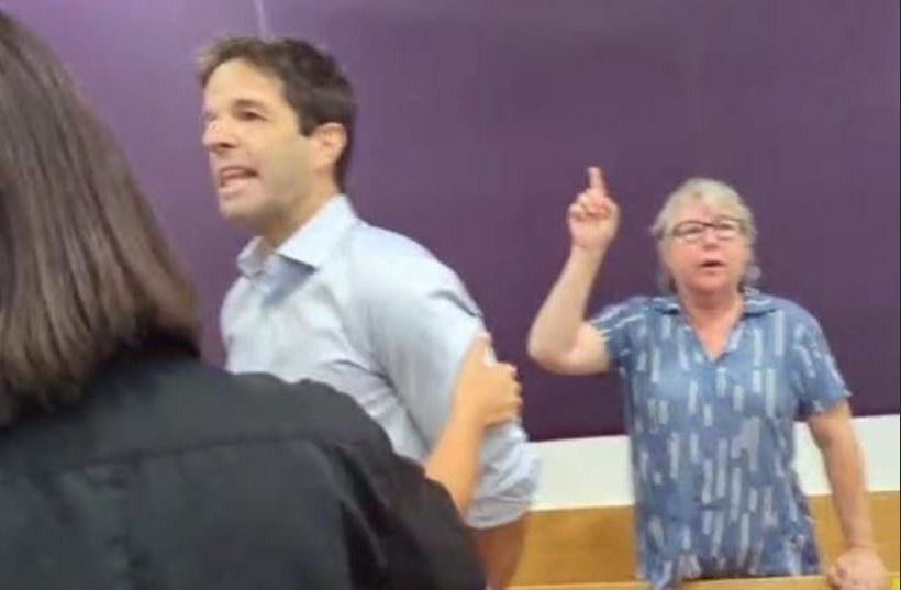 فریادهای خانوادههای زندانیان صهیونیست بر سر نتانیاهو در جلسه دادگاه فریادهای خانوادههای زندانیان صهیونیست بر سر نتانیاهو در جلسه دادگاه