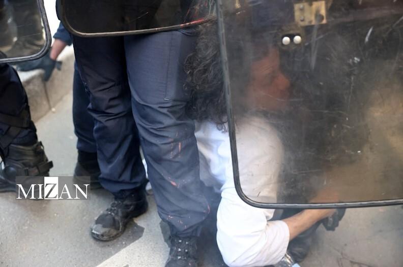 شعله‌های خشم در فرانسه؛ گاز اشک‌آور، ماشین‌‌های آبپاش و پهپاد‌ها برای مقابله با معترضان