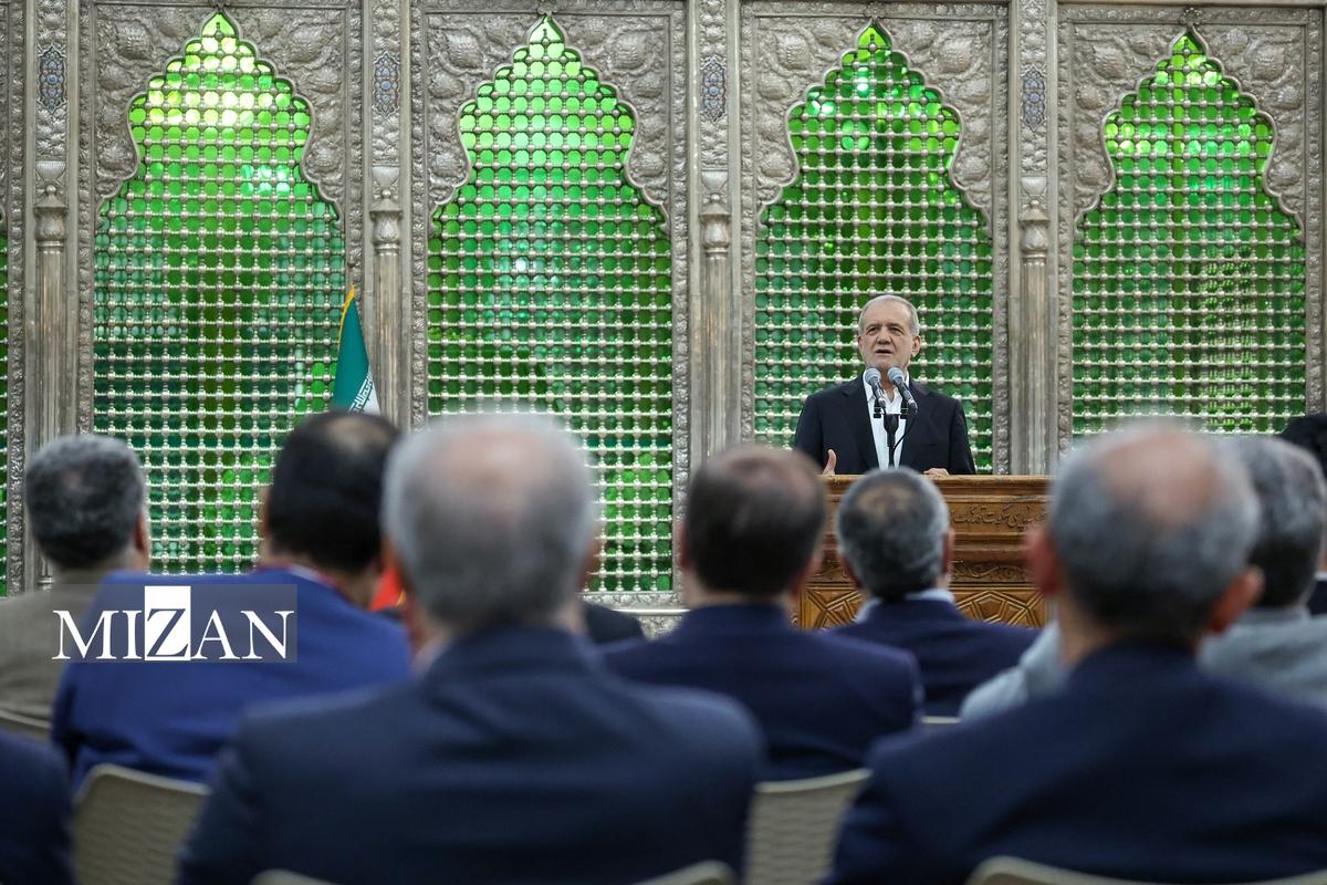 پزشکیان: در مرقد حضرت امام (ره) عهد می‌کنیم از کسانی که برای برون‌رفت از مشکلات کاری بر می‌آید کمک بخواهیم نه اینکه حذف‌شان کنیم