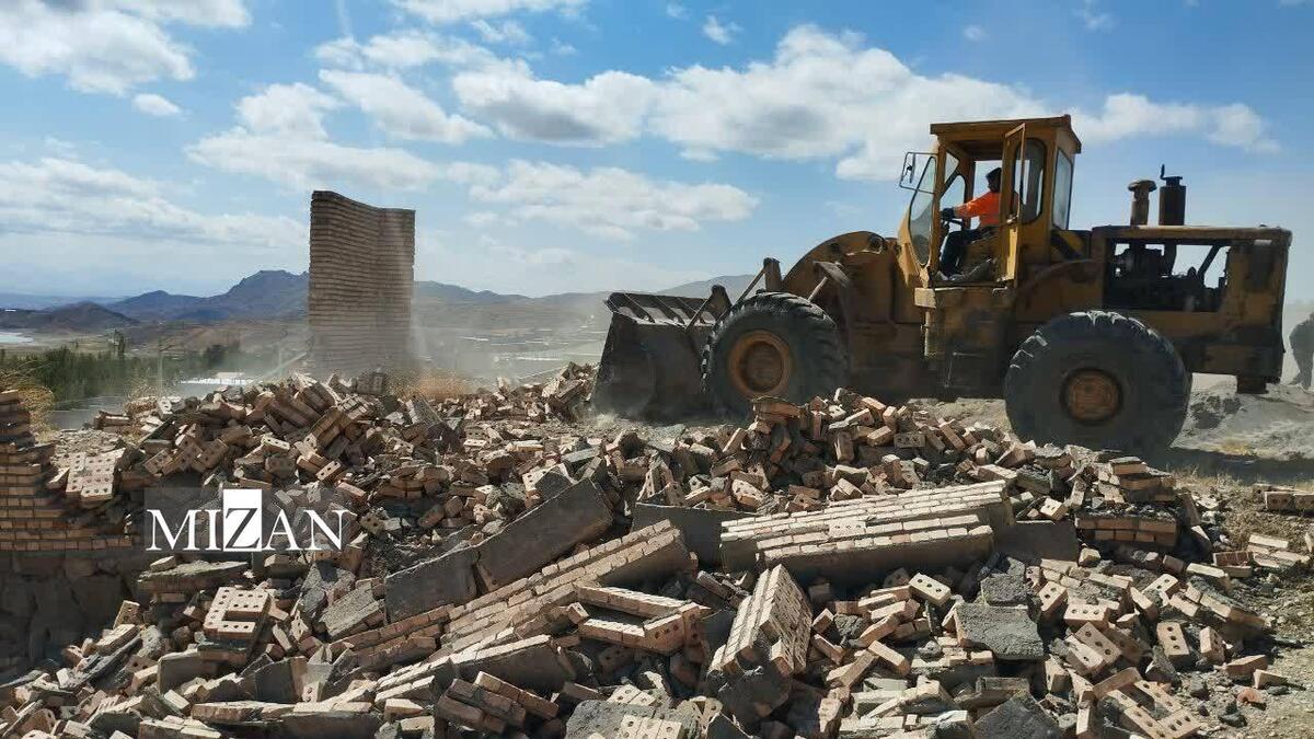 مستحدثات غیرمجاز اراضی زراعی و باغی بخش خواجه استان آذربایجان شرقی قلع و قمع شد