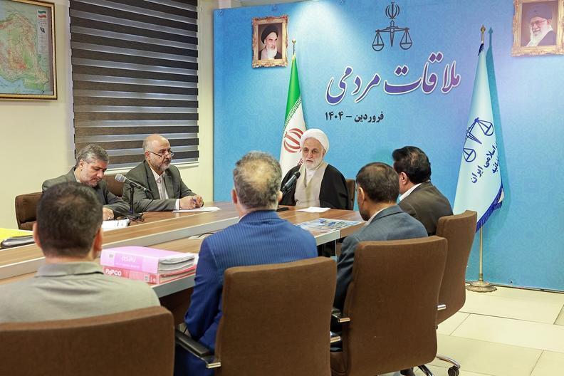 ۲۲۹ هزار و ۴۹۶ مورد ملاقات مردمی در مرداد ماه توسط مسئولان قضایی سراسر کشور انجام شد/ دریافت ۱۲۵ درخواست حقوقی از نمازگزاران در میز خدمت نماز جمعه تهران