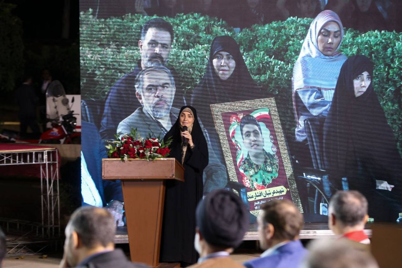 رئیس رسانه ملی: خانواده شهدای جنگ تحمیلی ۱۲ روزه نماد غیرت و سرافرازی ملت ایران هستند