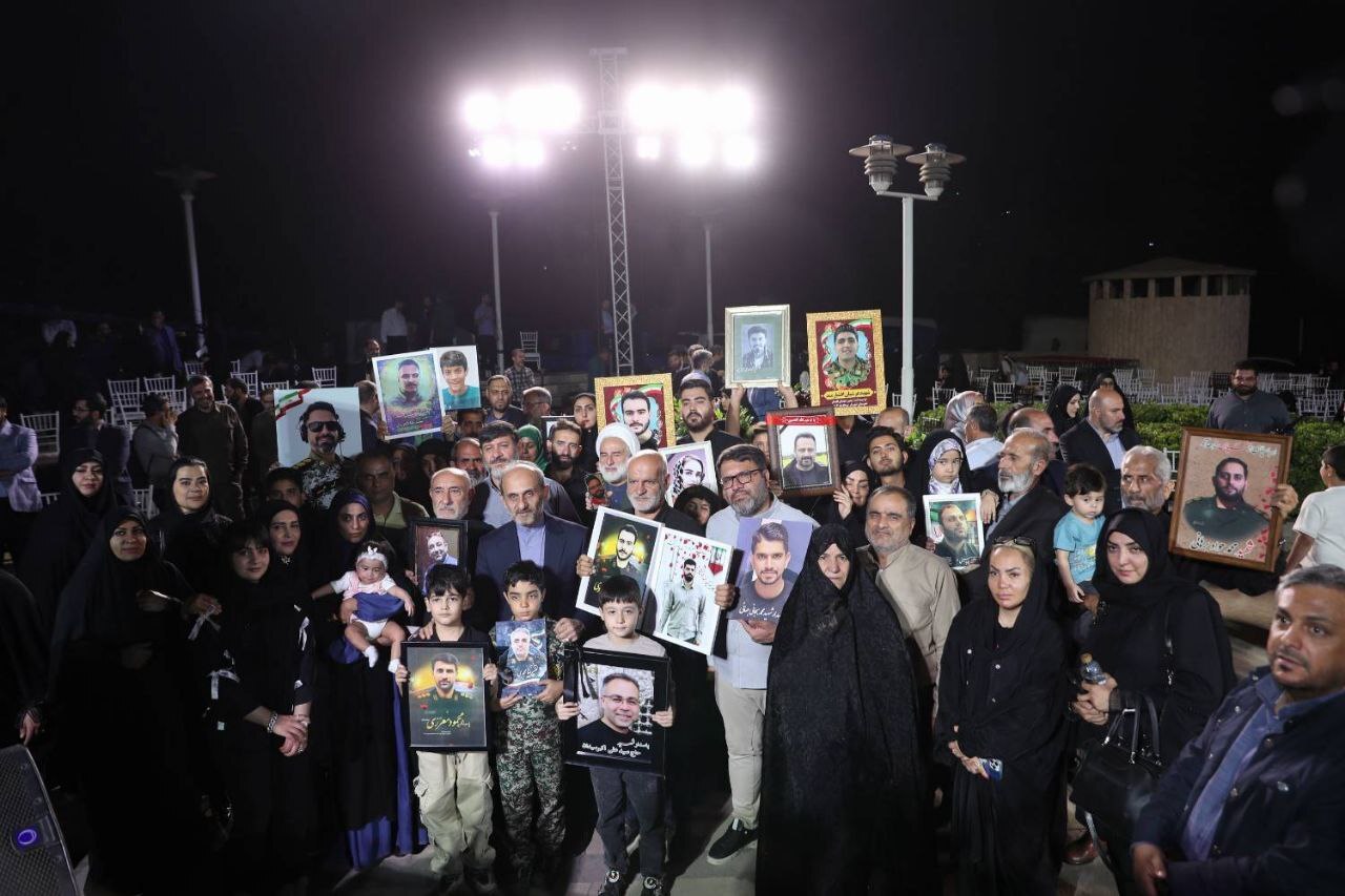 رئیس رسانه ملی: خانواده شهدای جنگ تحمیلی ۱۲ روزه نماد غیرت و سرافرازی ملت ایران هستند