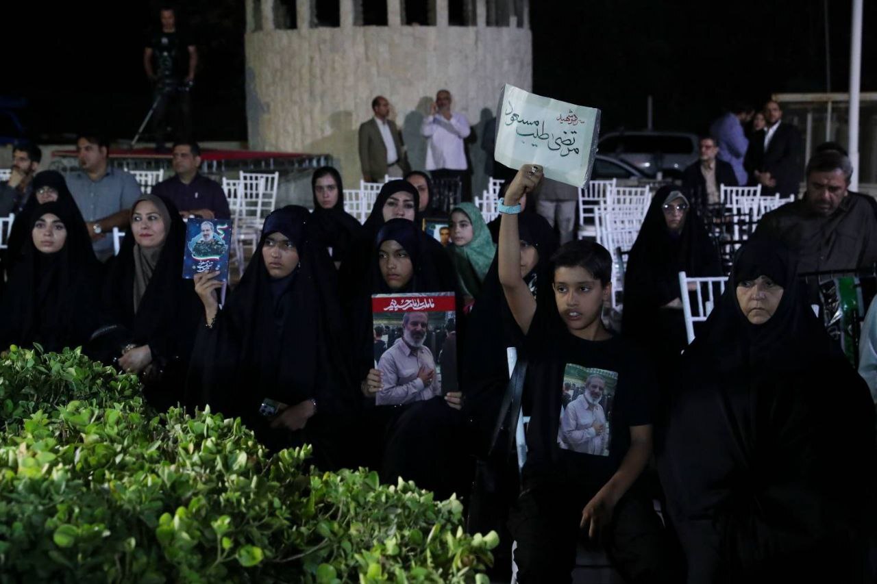 رئیس رسانه ملی: خانواده شهدای جنگ تحمیلی ۱۲ روزه نماد غیرت و سرافرازی ملت ایران هستند