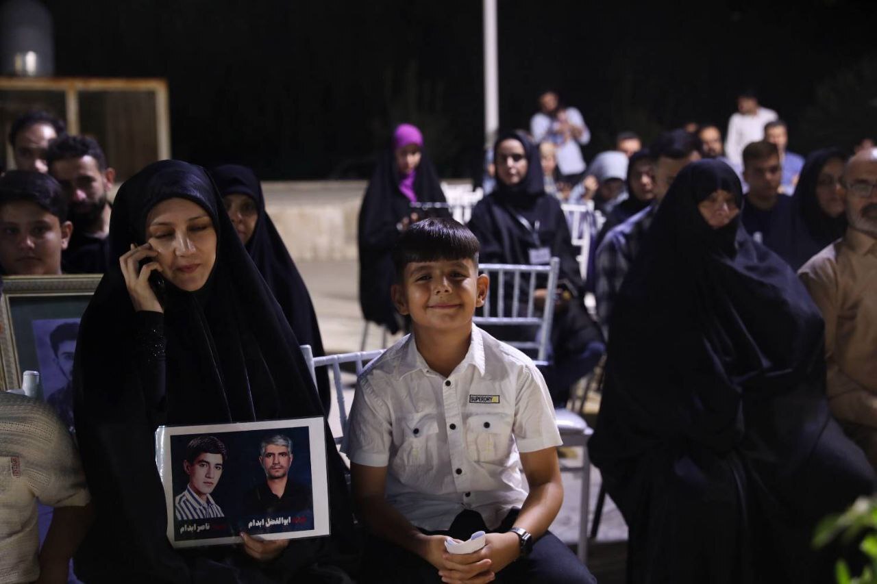 رئیس رسانه ملی: خانواده شهدای جنگ تحمیلی ۱۲ روزه نماد غیرت و سرافرازی ملت ایران هستند