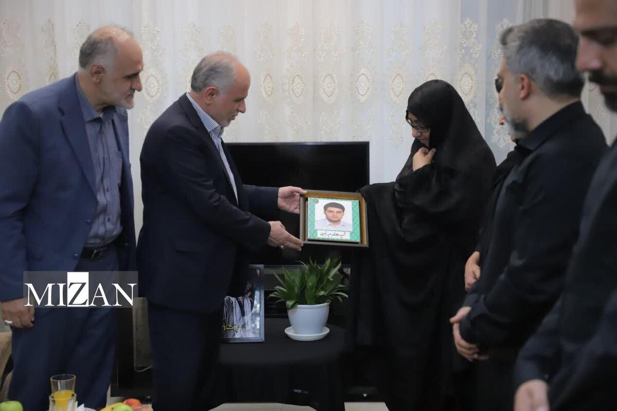 وزیر دادگستری و مدیرکل امور ایثارگران قوه قضاییه با خانواده شهید رنجبری دیدار کردند