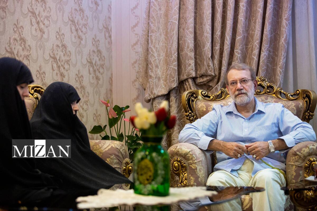 دیدار لاریجانی با خانواده‌ شهیدان والامقام محرابی  و شادمانی