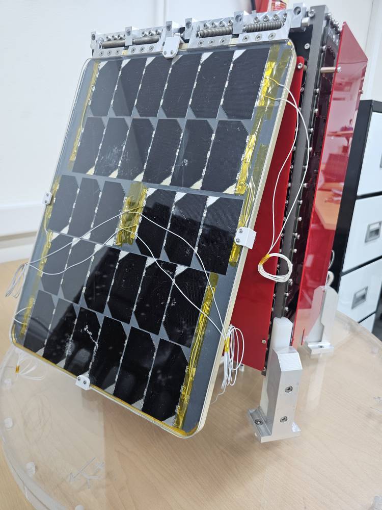 رونمایی از نمونه ارتقا یافته ماهواره کوثر رونمایی از نمونه ارتقا یافته ماهواره کوثر