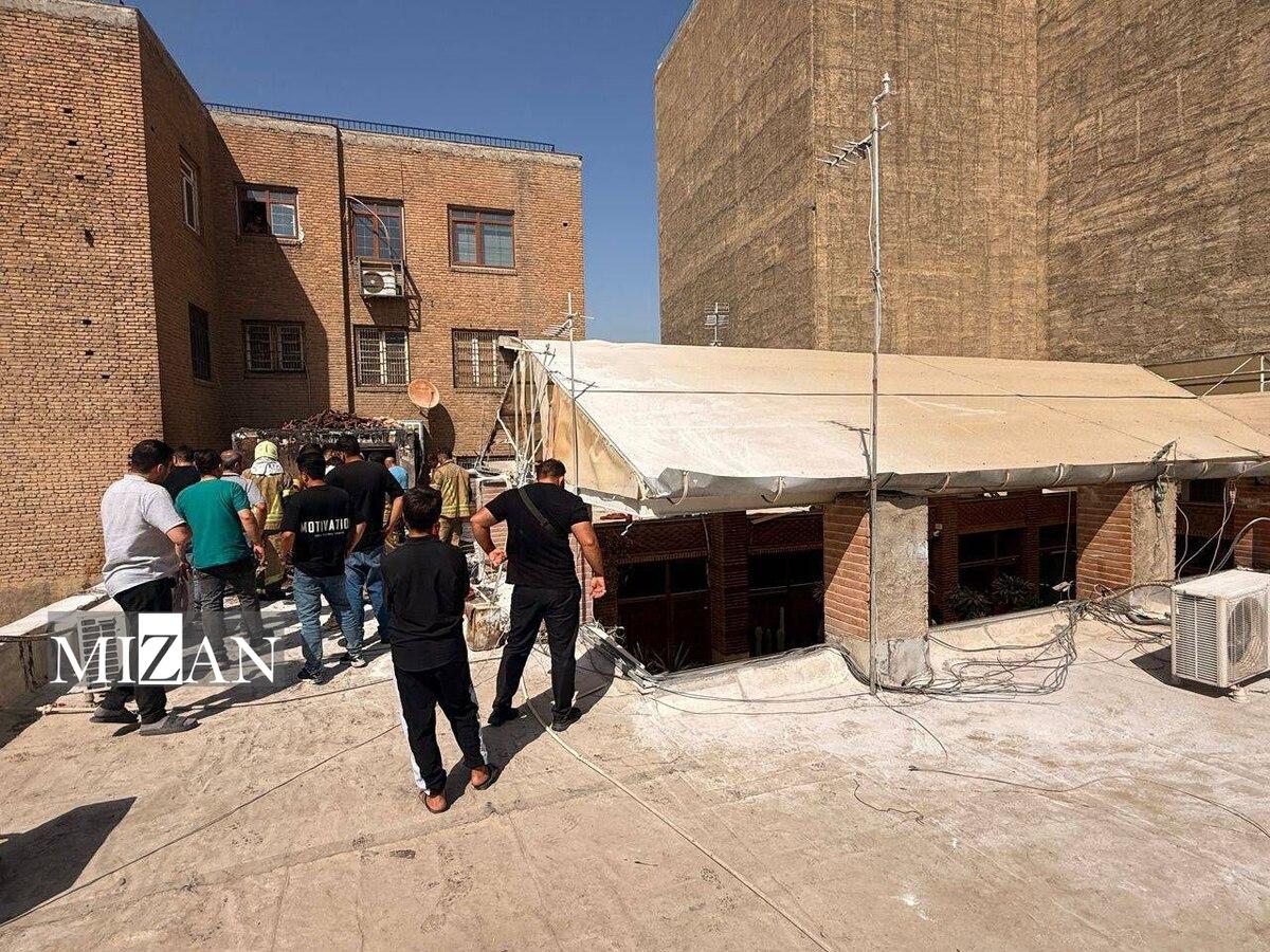 وقوع آتش‌سوزی در پشت‌بام یک پاساژ دو طبقه در بازار بزرگ تهران