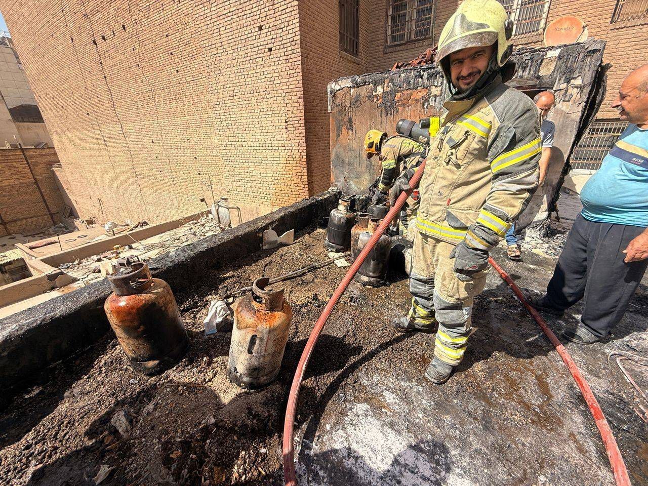 وقوع آتشسوزی در پشتبام یک پاساژ دو طبقه در بازار بزرگ تهران وقوع آتشسوزی در پشتبام یک پاساژ دو طبقه در بازار بزرگ تهران