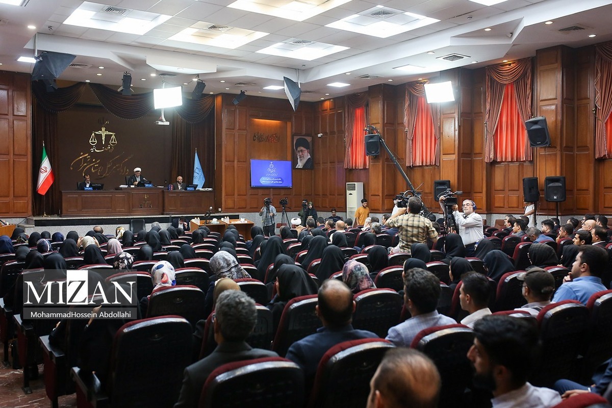 تظاهر به دینداری سرکردگان گروهک منافقین برای فریب و رد گم کنی؛ از با کفش نماز خواندن تا برپایی مراسم عزاداری امام حسین (ع) به صورت نمادین