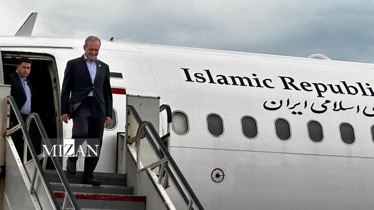 ⁠ رئیس‌جمهور وارد بندرعباس شد