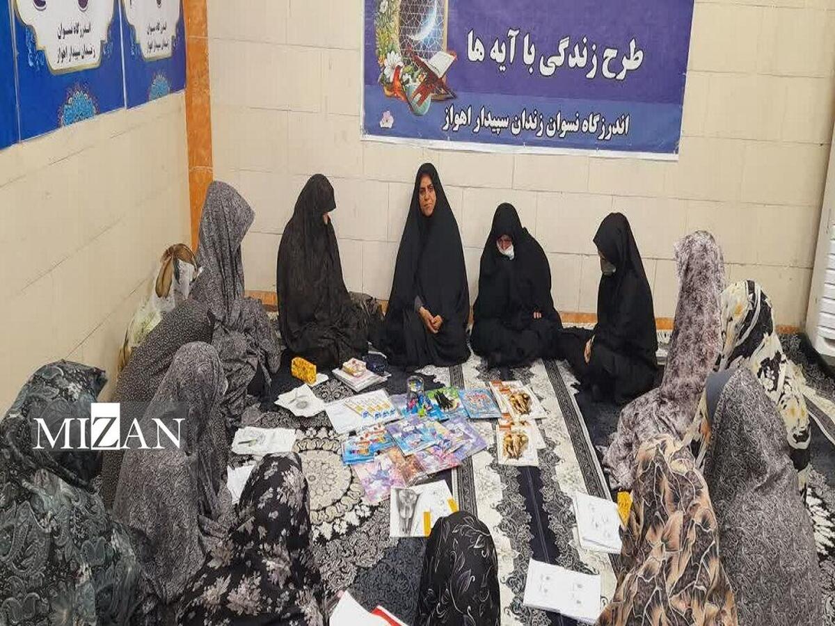مدیر دفتر حمایت از زنان دادگستری خوزستان وسایل نقاشی به زندان زنان سپیدار اهواز اهدا کرد