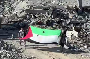 اهتزاز پرچم فلسطین بر ویرانه‌های غزه؛ نماد ایستادگی در دل ویرانی