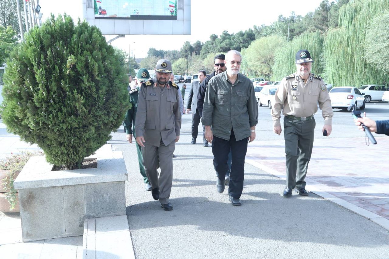 بازدید لاریجانی از موزه ملی انقلاب اسلامی و دفاع مقدس