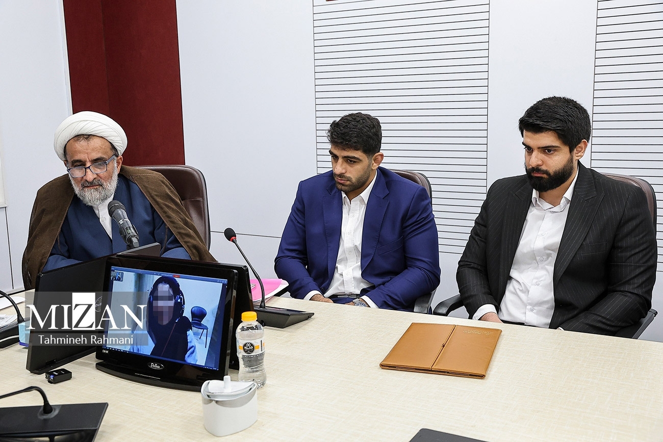 آزادی قدیمی‌ترین زندانی زن استان تهران در جریان حضور قهرمانان و اعضای تیم ملی کشتی در دادگستری کل استان تهران/ فراهم شدن مقدمات آزادی ۸ زندانی با مساعدت قهرمانان کشتی