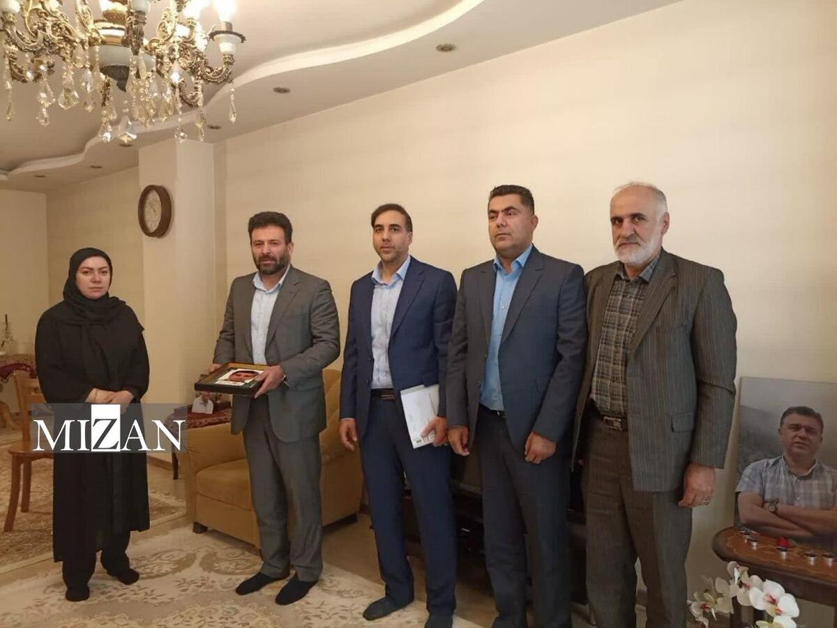 معاون مالی، پشتیبانی و‌ عمرانی قوه قضاییه با خانواده شهید ابوالحسن شریفی دیدار کرد