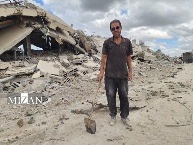 شهروند شمال غزه در جستوجوی پیکر پدر و مادر شهروند شمال غزه در جستوجوی پیکر پدر و مادر