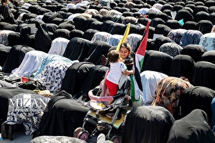 اهدا هدیه به همه کودکان در نماز جمعه تهران