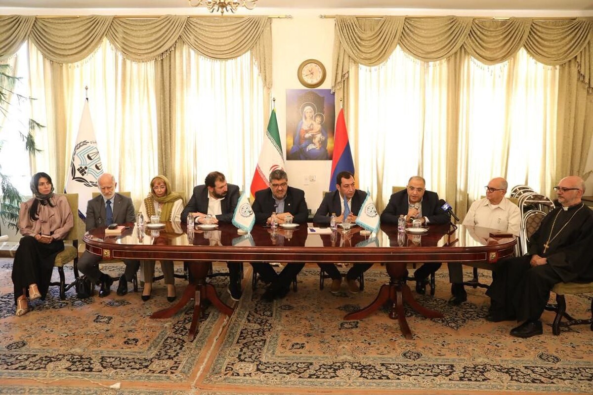 میز خدمت مرکز وکلای قوه قضاییه در کلیسای سرکیس مقدس برگزار شد