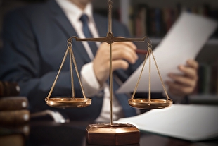 شرایط جدید تأسیس موسسات حقوقی | الزام حضور وکیل دادگستری، محدودیت نام‌گذاری و تعریف ۳۳ تخلف برای موسسات