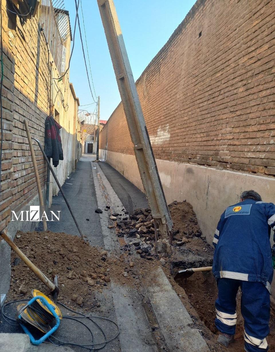 تیر های مزاحم برق در کوچه های تنگ تیرهای برق در کوچههای تنگ؛ مزاحم مردم جنوب شهر چه زمانی رفع زحمت میکند؟