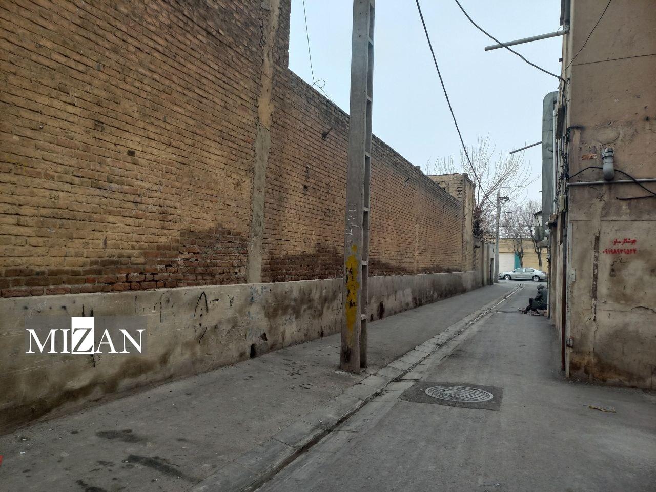 تیر های برق در کوچه های تنگ که گاهی مزاحم امداد رسانی می شود تیرهای برق در کوچههای تنگ؛ مزاحم مردم جنوب شهر چه زمانی رفع زحمت میکند؟