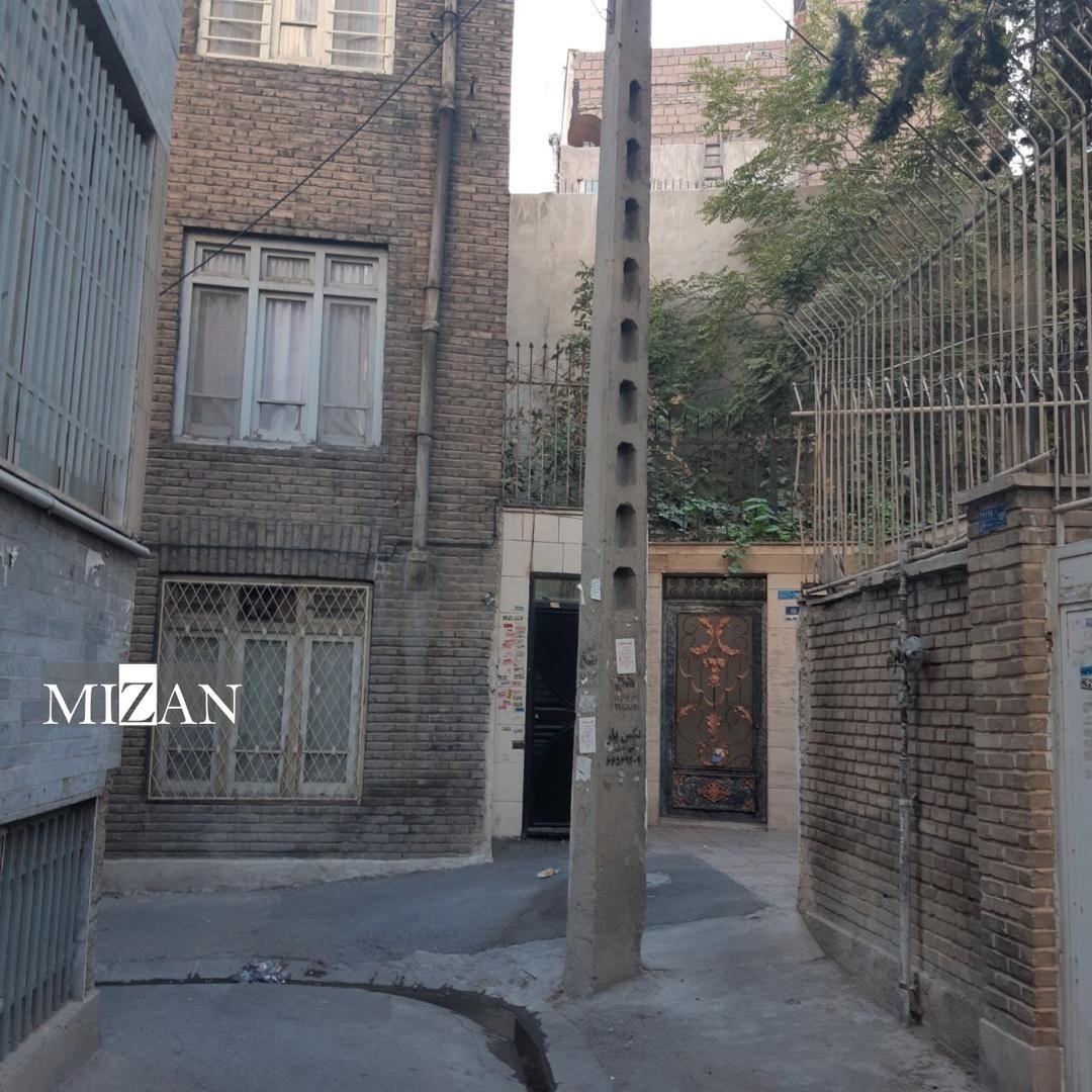 وقتی تیرهای برق سد راه نجات میشوند/ زیر سایه تیرهای برق؛ بنبست در روشنایی تیرهایی برقی که عبور و مرور را مختل می کنند