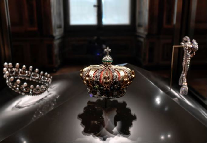 موزه لوور جزئیات دستبرد به موزه لوور؛ سارقان ۸ قطعه جواهرات سلطنتی را دزدیدند