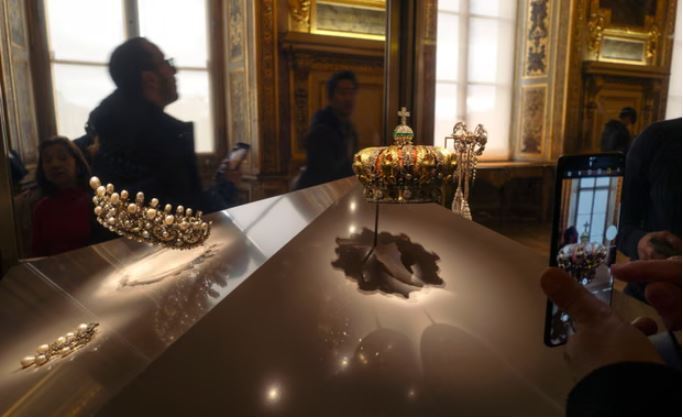 سرقت از موزه لوور جزئیات دستبرد به موزه لوور؛ سارقان ۸ قطعه جواهرات سلطنتی را دزدیدند