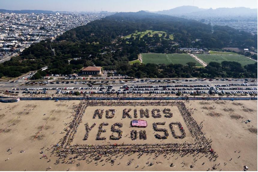 تظاهرات نو کینگز نه به پادشاه؛ زنگخطری برای ترامپ در جامعه آمریکا