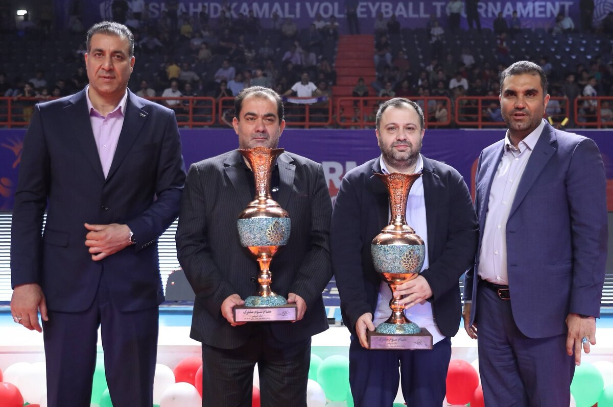 فدراسیون والیبال بالاخره زیر بار رفت/ اهدای جام سوم مشترک به چادرملو اردکان و شهرداری ارومیه