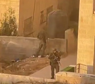 حمله گسترده نظامیان رژیم صهیونیستی به ام‌الشرايط در کرانه باختری