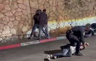 ضرب‌وشتم و بازداشت جوانان فلسطینی در محله حنینا توسط نظامیان رژیم صهیونیستی همراه با شهرک‌نشینان