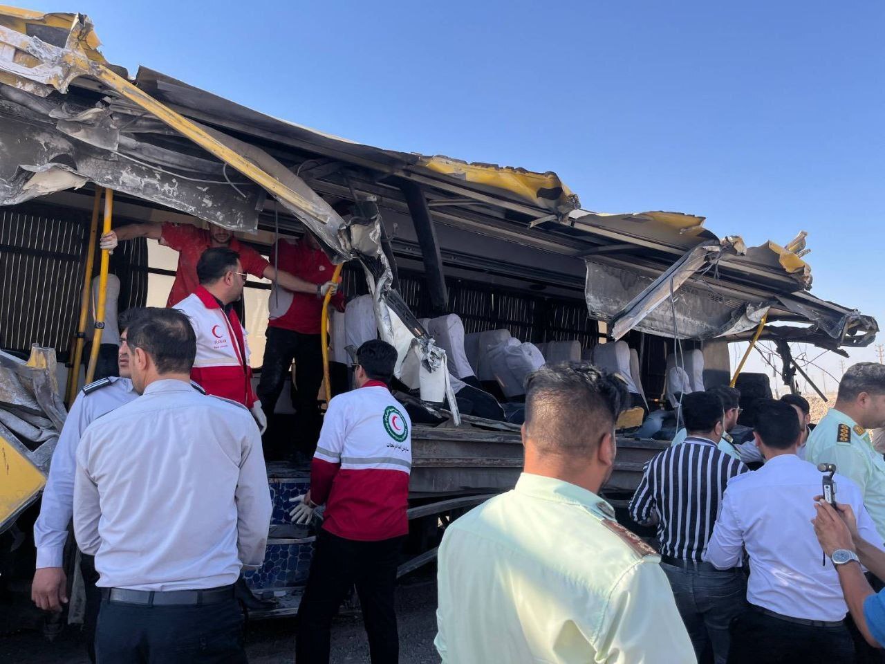 ۲ فوتی و ۱۴ مصدوم در تصادف اتوبوس و تریلی در جاده سمنان