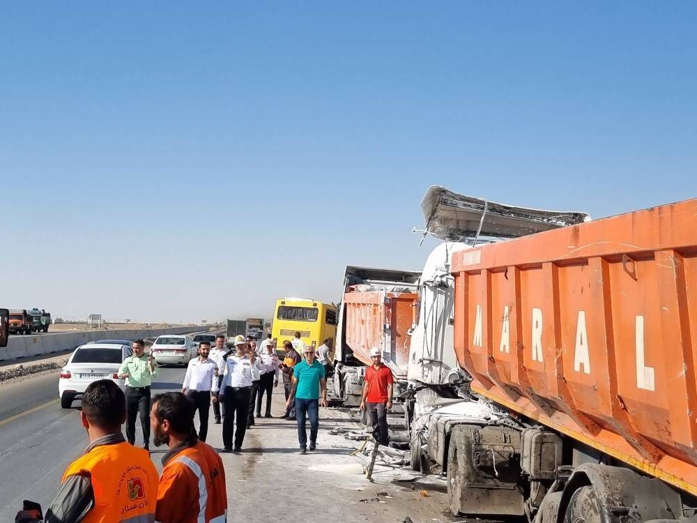 ۲ فوتی و ۱۴ مصدوم در تصادف اتوبوس و تریلی در جاده سمنان