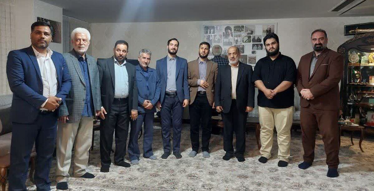 دیدار اعضای کانون کشتی بسیج ورزشکاران تهران با خانواده شهید حاجی‌زاده