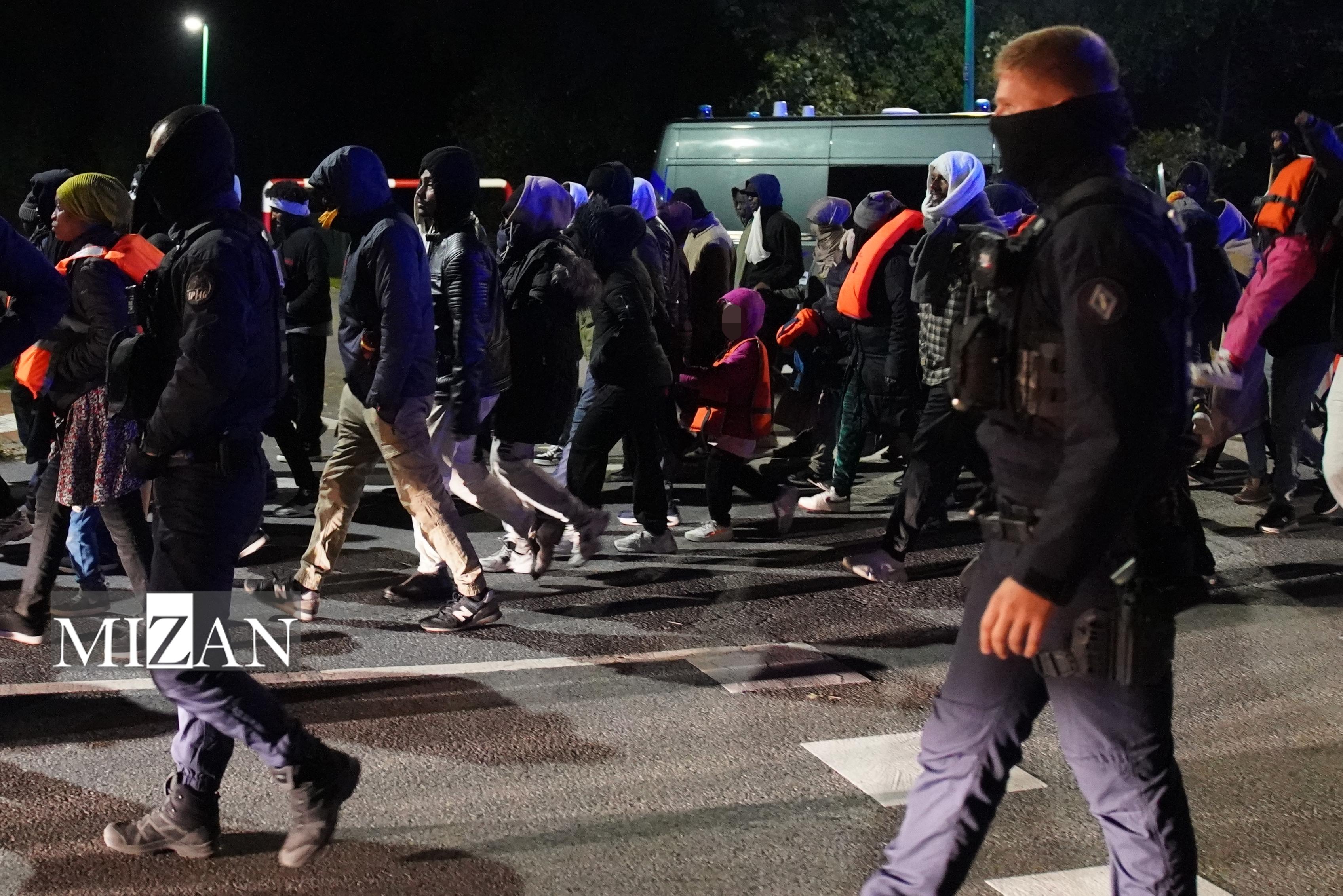 یورش افسران پلیس فرانسه به اردوگاه پناهجویان؛ برگی از سیاست‌های ضدمهاجرتی پاریس