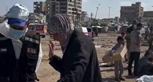 مادر فلسطینی در جست‌وجوی پیکر فرزندش میان قربانیان حملات غزه