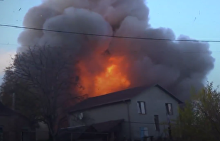 لحظه برخورد پهپاد روسی به ساختمانی در اوکراین