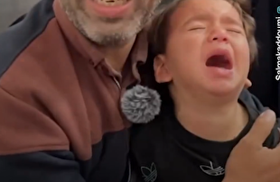 کودک بازمانده در جست‌وجوی خانواده‌اش پس از حمله نیروی اشغالگر