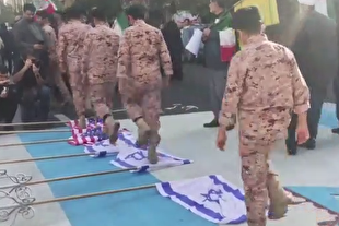 عبور دانش‌آموزان با لباس رزم از روی پرچم آمریکا و رژیم صهیونیستی