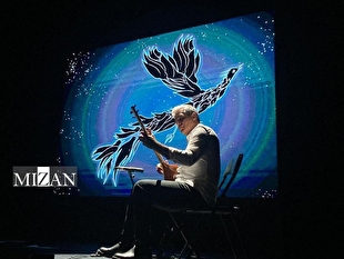 آریا عظیمی‌نژاد «عشق در گذر دوران» را در پاریس روی صحنه برد